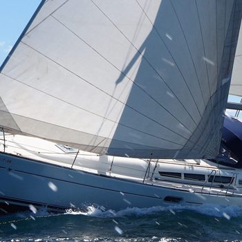 Albatros II levanta su proa al paso de la ola