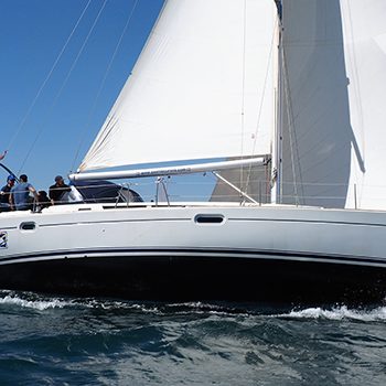 Velero escorado en el mar