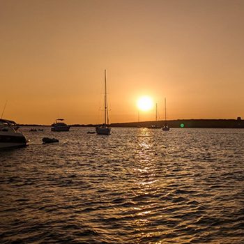Atardecer con barcos fondeados
