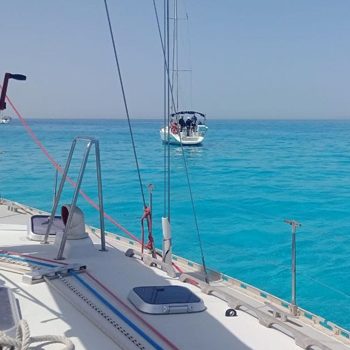 Barcos fondeados en un mar azul en unas prácticas náuticas