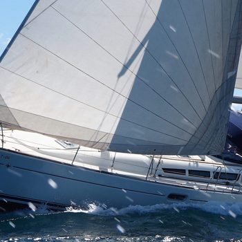 Albatros II levanta su proa al paso de la ola