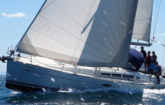 Albatros II levanta su proa al paso de la ola