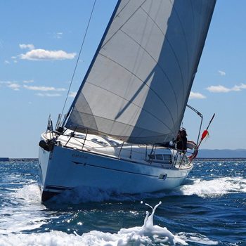 Velero navegando por el mar