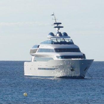 Gran yate navegando por mar de aguas tranquilas