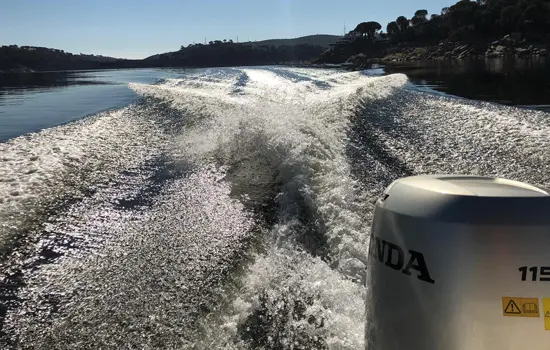 Estela del barco que realiza las prácticas del PNB en el Embalse de San Juan