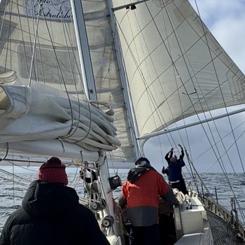 El velero, La Peregrina navega con las velas desplegadas, viento en popa en su travesía del Atlántico.