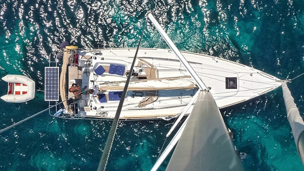 Velero fondeando aguas turquesas