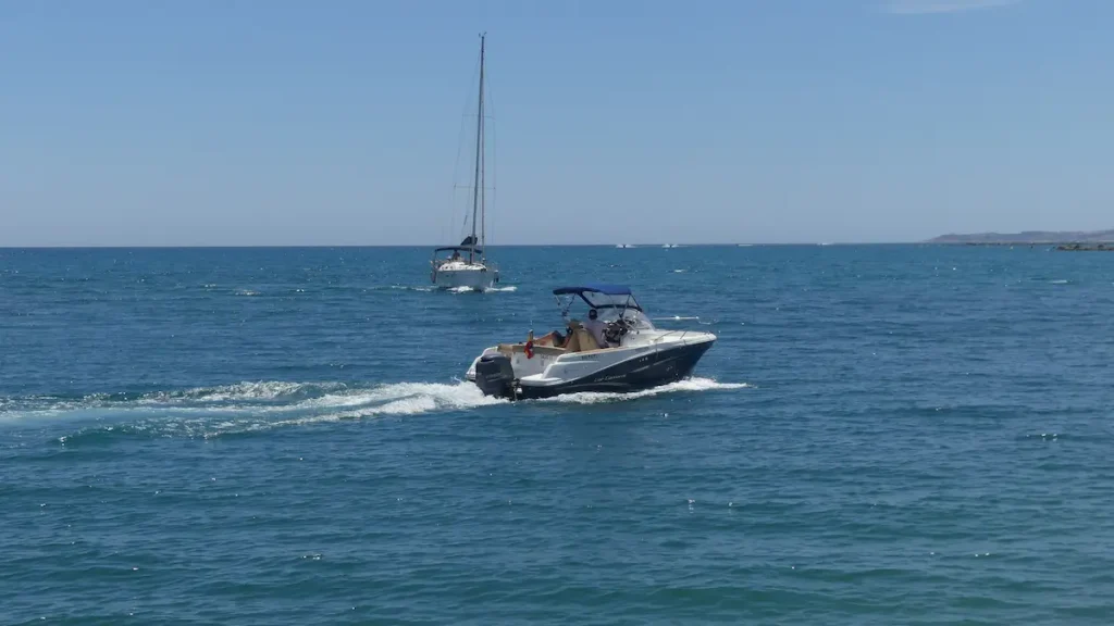 Velero y motora navegando, ejemplo de navegación con títulos PER o PNB