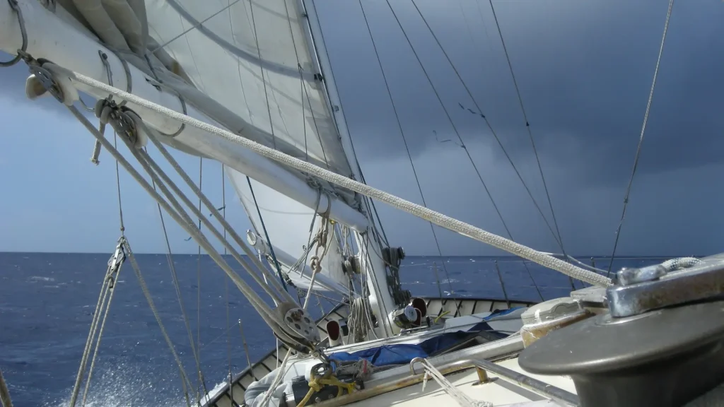 Velero navegando con borrasca en prácticas náuticas