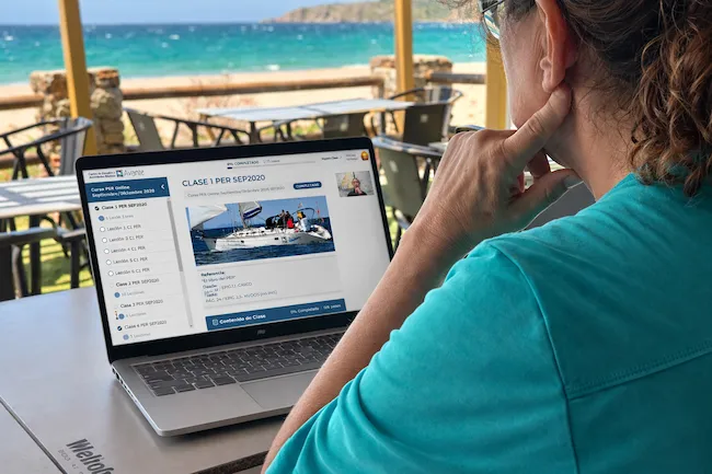 alumna estudiando curso náutico online con tutorías desde cualquier lugar