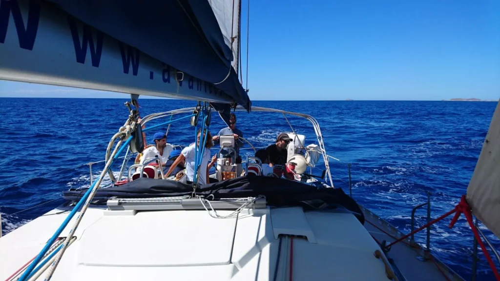 navegación en velero en el mar durante formación náutica para el PER