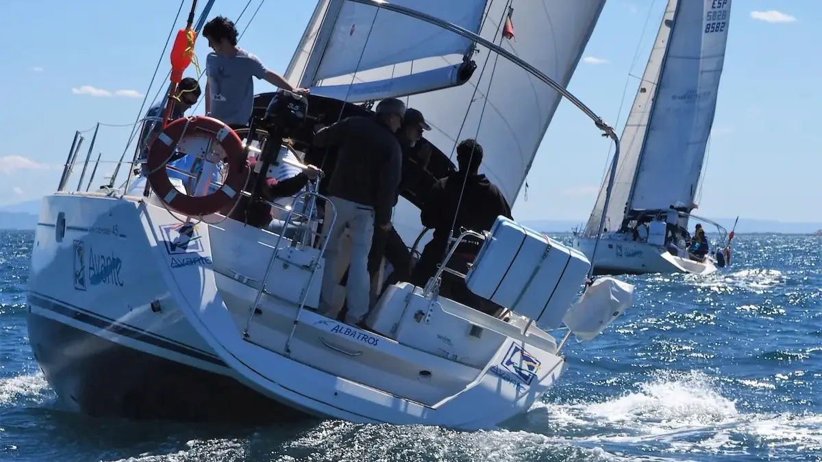 Barcos de Avante navegando hacia Baleares en prácticas náuticas