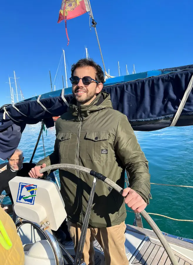 hombre al timon de un barco-examen per junio 2026