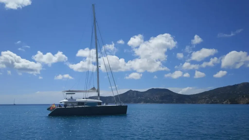 barco fondeado en el mar cerca de un cabo. Examen PER