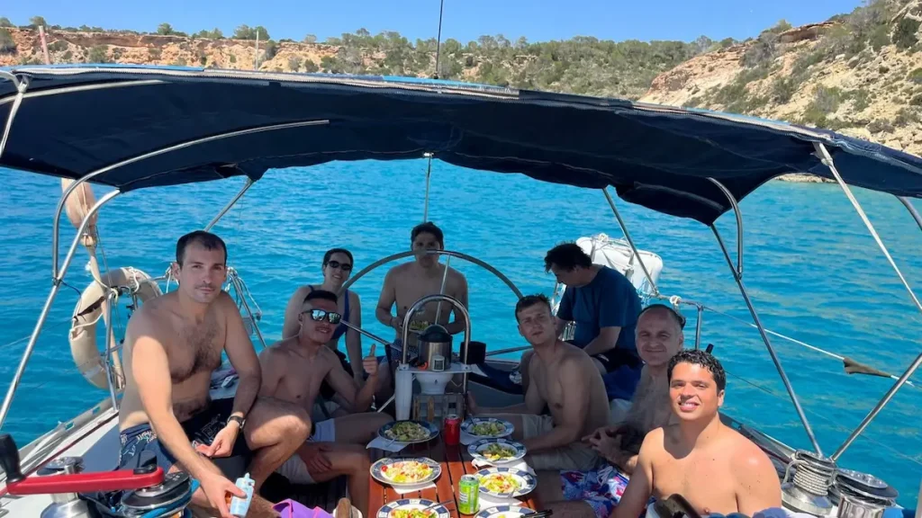 alumnos de avante posando en un barco antes del examen del titulo nautico per