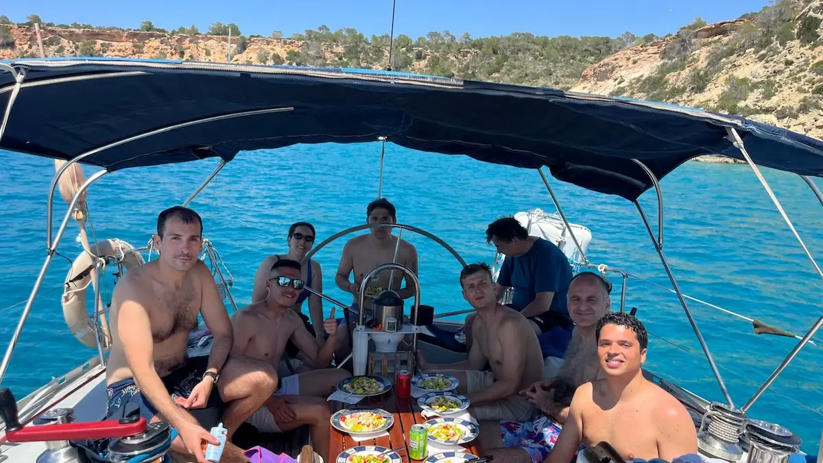 alumnos de avante posando en un barco antes del examen del titulo nautico per